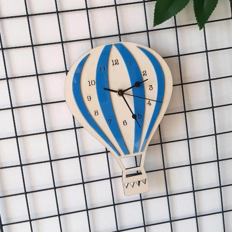 horloge murale enfant montgolfiere nordique salon bleu
