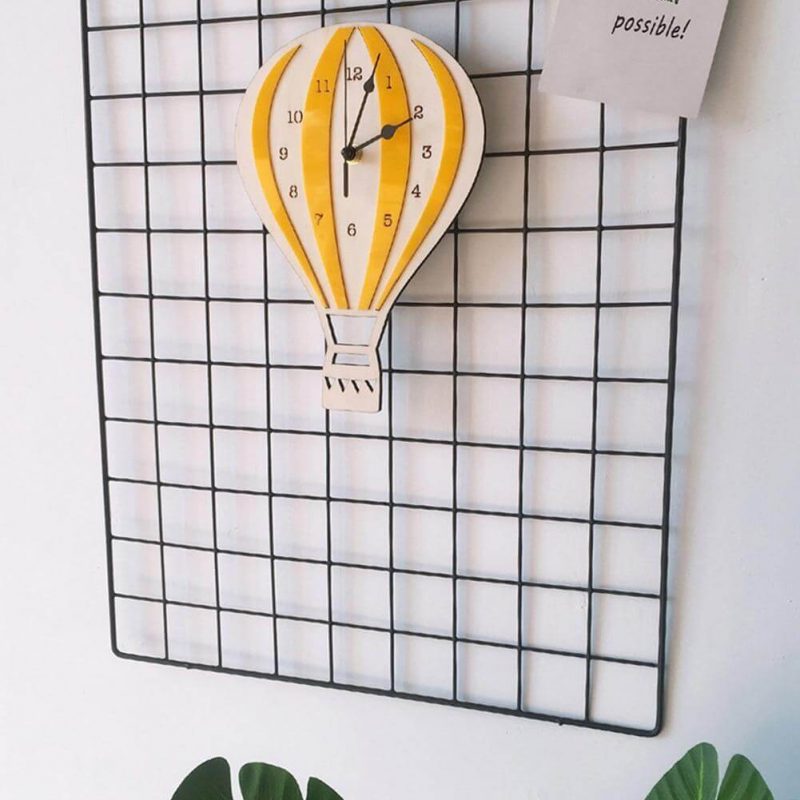 horloge murale enfant montgolfiere nordique salon jaune