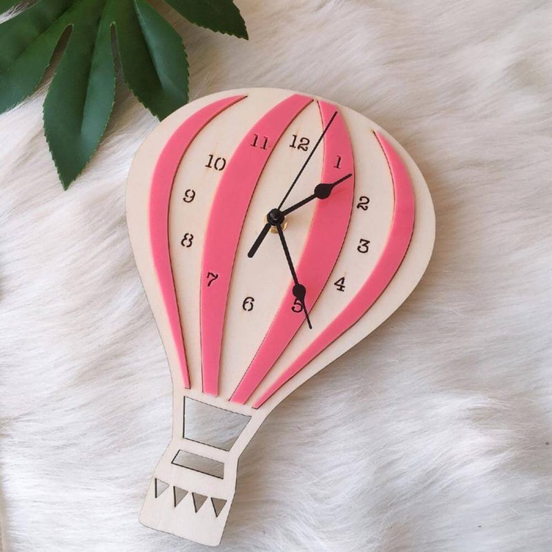 horloge murale enfant montgolfiere nordique salon rose