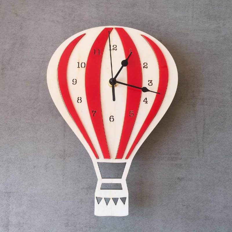 horloge murale enfant montgolfiere nordique salon rouge