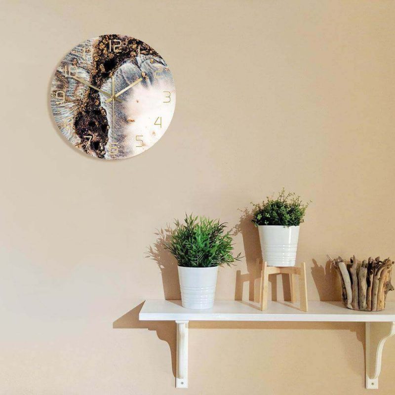horloge murale stylisee au mur salon
