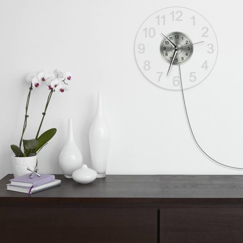 horloge murale vintage lumineuse au mur