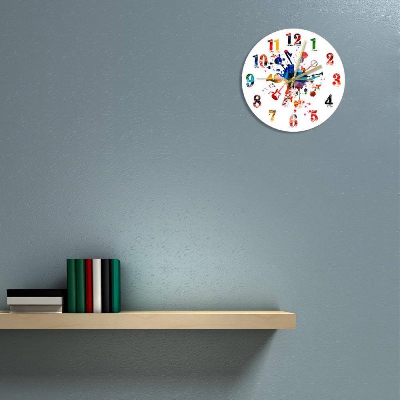 horloge murale peinture musicale coloree diametre 30 cm ronde au mur du salon
