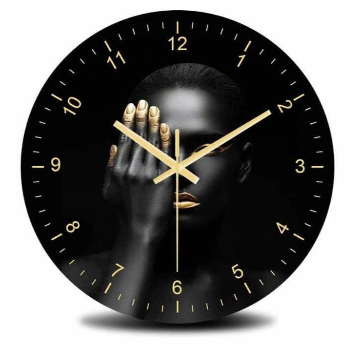 horloge murale scandinave noir or femme africaine