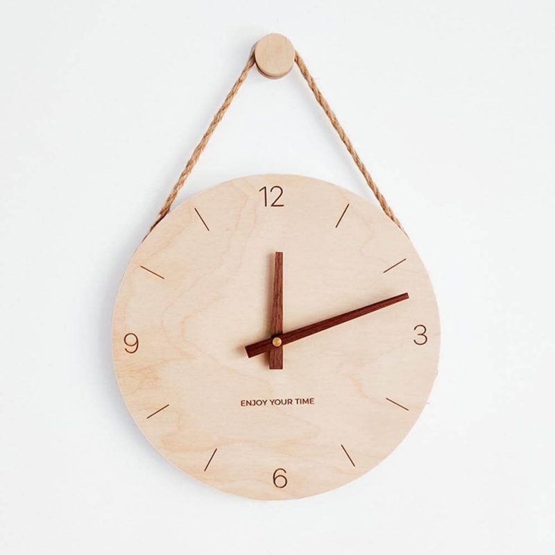 horloge murale scandinave style design avec chiffres et corde