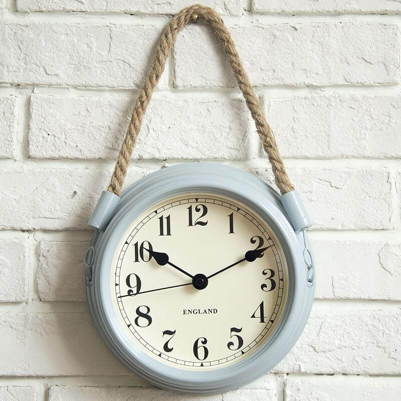 horloge murale suspendue grise claire quartz decoration